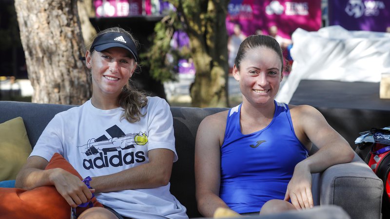 Fotografija: Kaja Juvan in Tamara Zidanšek se veselita domačega turnirja. FOTO: Matej Družnik/Delo