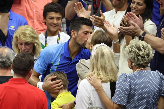 Novak Đoković je imel na tribunah štadiona Arthur Ashe podporo soproge Jelene in otrok. FOTO: Al Bello/Getty Images Via Afp