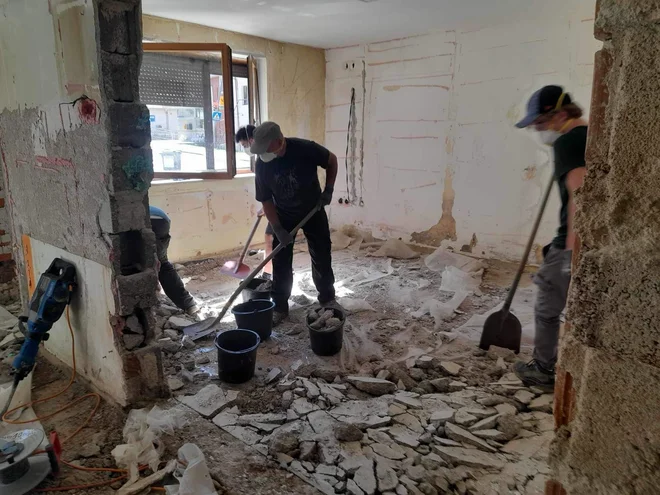 Javno povabilo je namenjeno pomoči občinam, ki so jih prizadeli poplave in plazovi v začetku avgusta, in sicer da se aktivira brezposelne za pomoč pri odpravi posledic. FOTO: Dennis Brandt