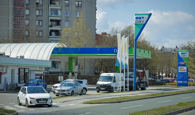 Za 50 litrov bencina bo treba odšteti 77,55 evra, za 50 litrov dizla pa 80 evrov. FOTO: Jože Suhadolnik/Delo