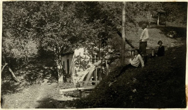 Alma Karlin pri mlinu v dolini Gračnice (fotografijo hrani NUK). FOTO: NUK
