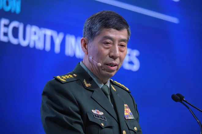 Li Shangfu se je vedno pojavljal v generalski uniformi, se ponašal z držo vojaka in deloval kot vdani služabnik naroda. FOTO: Mark Cheong/Reuters
