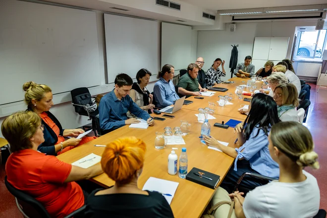 Cilj skupine, ki jo je sklical minister za solidarno prihodnost Simon Maljevac, bo pripraviti celovito strategijo učinkovitega boja proti nasilju nad starejšimi. FOTO: Črt Piksi