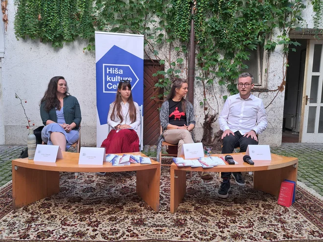 Novo sezono Hiše kulture Celje so predstavili (z leve) Ajda Tomazin, Ajda Koloini iz zavoda Bunker, Nuša Komplet Peperko iz HKC in direktor HKC Miha Firšt. FOTO: Špela Kuralt/Delo