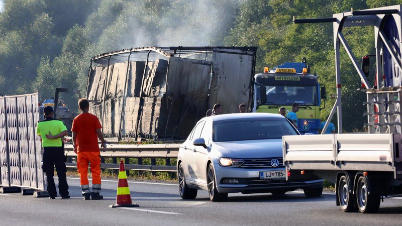 Fotografija: Prometna nesreča na ljubljanski obvoznici. FOTO: Črt Piksi