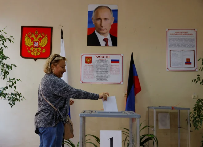 O favoritu regionalnih volitev, ki jih je Rusija konec tedna nezakonito pripravila na okupiranih ukrajinskih ozemljih, ni bilo dvoma. FOTO: Alexander Ermochenko/Reuters