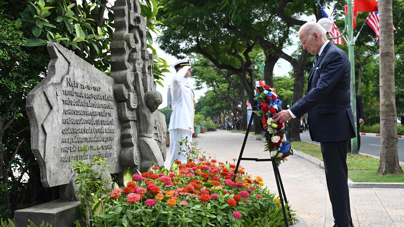 Fotografija: Predsednik Biden je v Hanoju obiskal spomenik pokojnemu senatorju in vojnemu ujetniku Johnu McCainu. FOTO: Saul Loeb/AFP