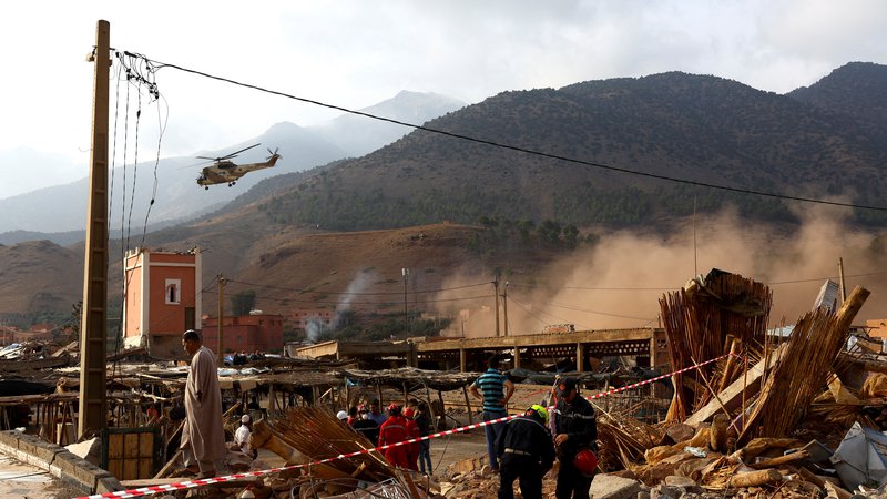 Fotografija: Vojaški helikopter v preletu gorskega mesteca Talat N'Yaaqoub, ki ga je pred dnevi prizadel smrtonosni potres. FOTO: Hannah Mckay/Reuters