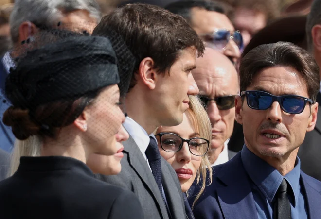 Eleonora Berlusconi, Barbara Berlusconi, Marina Berlusconi, Pier Silvio Berlusconi in Luigi Berlusconi so, kot so sporočili, očetovo zapuščino sprejeli v popolni harmoniji ter se s tem poklonili njegovi velikodušnosti. FOTO: Claudia Greco/Reuters