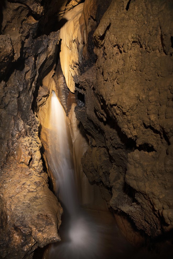 Osrednja zanimivost je podzemni slap s štirimi metri vodnega padca. FOTO: Miran Orožim