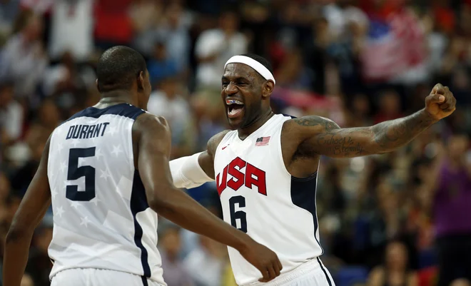 LeBron James in Kevin Durant sta se veselila zlata na OI v Londonu 2012. FOTO: Sergio Perez/Reuters
