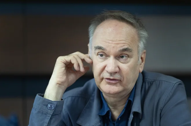 Anomalija je v Franciji izšla pri Gallimardu, pri nas pa pri Mladinski knjigi, v slovenščino jo je prevedla Janina Kos. Prevedena je že v 47 jezikov.