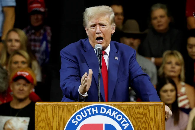 Prejšnji republikanski predsednik Donald Trump je prestal dva poskusa razrešitve. FOTO: Jonathan Ernst/Reuters