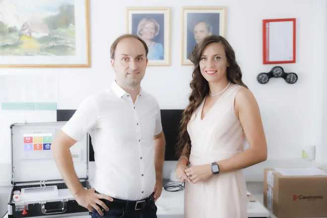 Ni bližnjic do uspeha, oziroma so naključne. Vedno se izkaže, da je delavnost z dodatkom sreče in inovativnosti tista, ki prinese uspeh in mednarodno prepoznavnost, sta prepričana Evelin in Andraž Krajnc. FOTO: Jože Suhadolnik/Delo