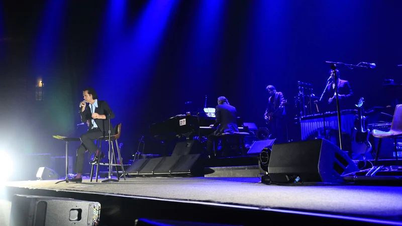 Nick Cave and the Bad Seeds so v Sloveniji nazadnje nastopili leta 2017. Zanimanje za koncert je bilo takšno, da so ga iz velike dvorane Hale Tivoli prestavili v Stožice in razprodali tudi te. Po mnenju večine obiskovalcev so Nick&amp;Co izvedli izjemen nastop, za nekatere koncert leta, za nekatere pa kar enega najboljših koncertov v Sloveniji sploh. FOTO: Mavric Pivk