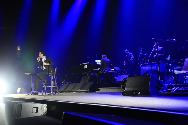 Nick Cave and the Bad Seeds so v Sloveniji nazadnje nastopili leta 2017. Zanimanje za koncert je bilo takšno, da so ga iz velike dvorane Hale Tivoli prestavili v Stožice in razprodali tudi te. Po mnenju večine obiskovalcev so Nick&amp;Co izvedli izjemen nastop, za nekatere koncert leta, za nekatere pa kar enega najboljših koncertov v Sloveniji sploh. FOTO: Mavric Pivk