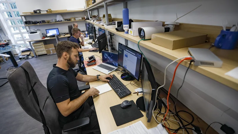 Fotografija: Ko nekdo gradi knjižnico, skladišče ali predor na avtocesti, lahko Tenzor ponudi celovito rešitev na ključ, od projektiranja, izvedbe celovitih elektroinštalacij do vzpostavitve vseh pametnih sistemov, nato pa zagotavlja tudi vzdrževanje. FOTO: Jože Suhadolnik/Delo