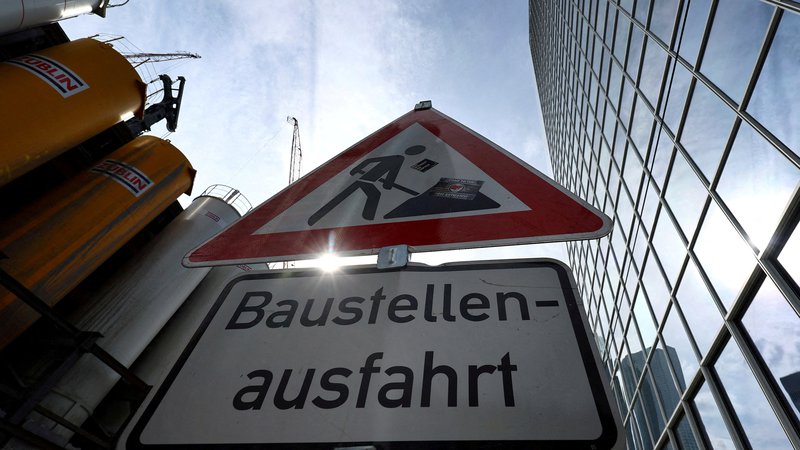 Fotografija: Avgusta je 20,7 odstotka nemških podjetij poročalo o odpovedanih projektih, kar je slabi dve odstotni točki več kot mesec prej, kaže raziskava nemškega inštituta Ifo. FOTO: Kai Pfaffenbach/Reuters