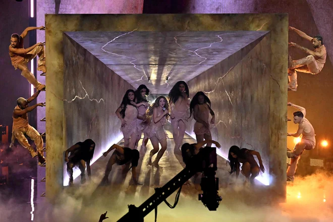 Kolumbijska pevka Shakira nastopa na odru med podelitvijo nagrad MTV Video Music Awards v New Jerseyju. Prireditev, ki jo je vodila Nicky Minaj (zmagala je v kategoriji hip hopa s pesmijo Super Freaky Girl) se je začela z nastopom Lila Waynea. Nastopili so še Olivia Rodrigo, Cardi B in Megan Thee Stallion. Foto: Timothy A. Clary/Afp