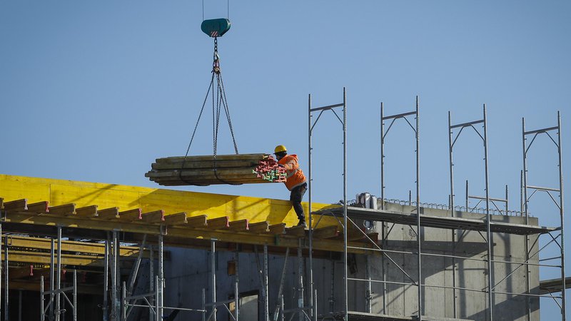 Fotografija: Gradbeništvo je letos eno glavnih gonil gospodarske rasti. FOTO: Jože Suhadolnik/Delo