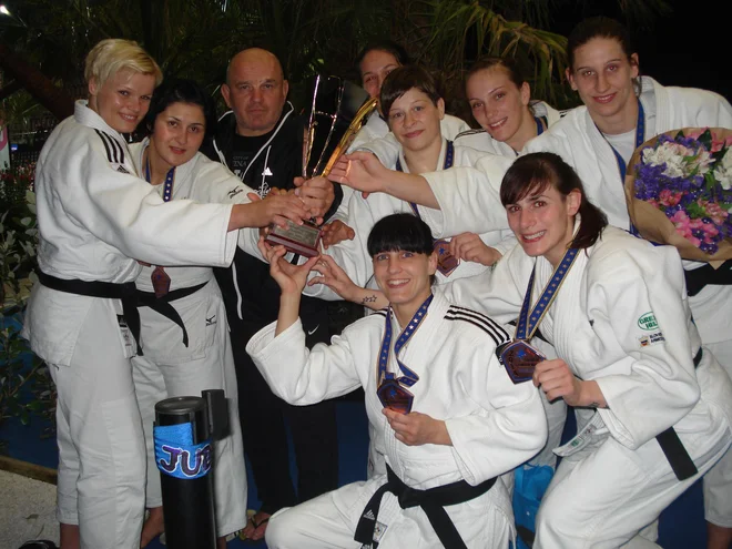 Z reprezentančnimi kolegicami se je na evropskem prvenstvu leta 2014 v Montpellieru veselila tudi ekipne (bronaste) kolajne. FOTO: Miha Šimnovec