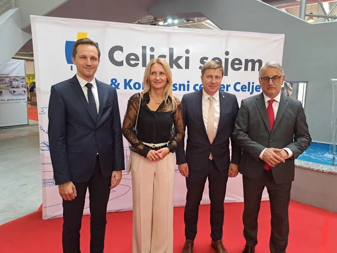 55. MOS so odprli (z leve) župan Mestne občine Celje Matija Kovač, predsednica upravnega odbora družbe Celjski sejem Nina Ermenc Pangerl, predsednik OZS Blaž Cvar in minister za gospodarstvo Matjaž Han. FOTO: Špela Kuralt/Delo
