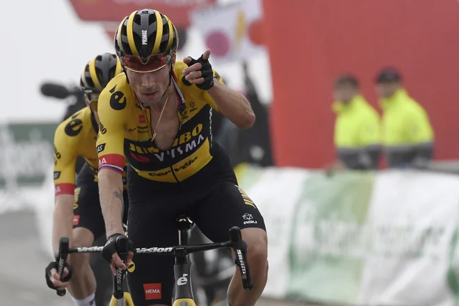 Primož Roglič je za seboj do cilja vlekel Jonasa Vingegaarda. FOTO: Miguel Riopa/AFP