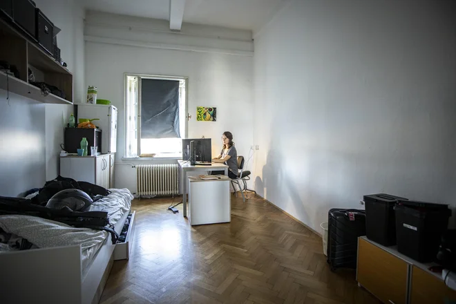Študentje v Akademskem kolegiju, kjer je trenutno najcenejše bivanje, bodo lahko v domu nastanjeni le še letošnje šolsko leto. FOTO: Voranc Vogel/Delo