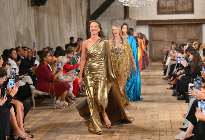 Tokrat je Lauren ameriško klasiko združil z nekaj glamurja, ki ga je za piko na i predstavila ena od štirih legendarnih supermanekenk, ki krasijo aktualno naslovnico britanskega in ameriškega Voguea – Christy Turlington.