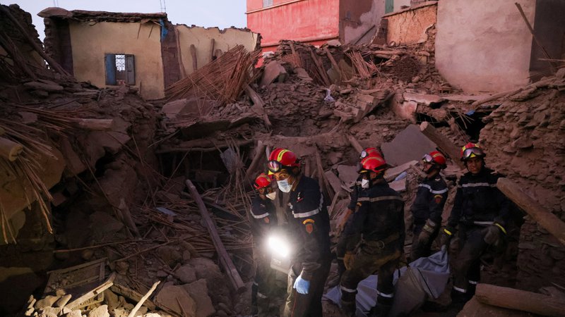 Fotografija: Reševalne ekipe med odstranjevanjem smrtnih žrtev potresa iz ruševin v Amizmizu v Maroku FOTO:  Nacho Doce/Reuters