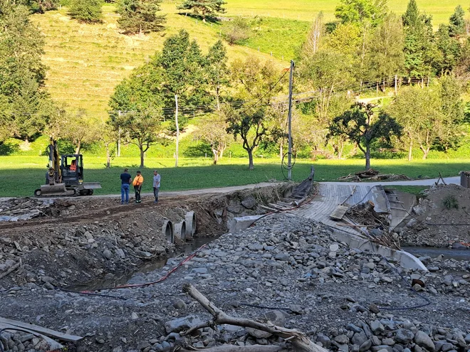 Občinska infrastruktura 123 občin je utrpela za milijardo evrov škode. FOTO: Špela Kuralt/Delo