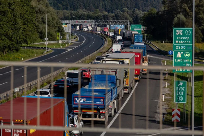 V nesreči na ljubljanski južni obvoznici so umrli trije ljudje. FOTO: Črt Piksi/Delo