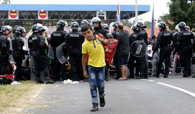 V primeru migracijskih dogodkov večjega obsega ni dovolj samo to, da je na meji več policije, opozarja sociologinja dr. Simona Zavratnik. FOTO: Matej Družnik/Delo