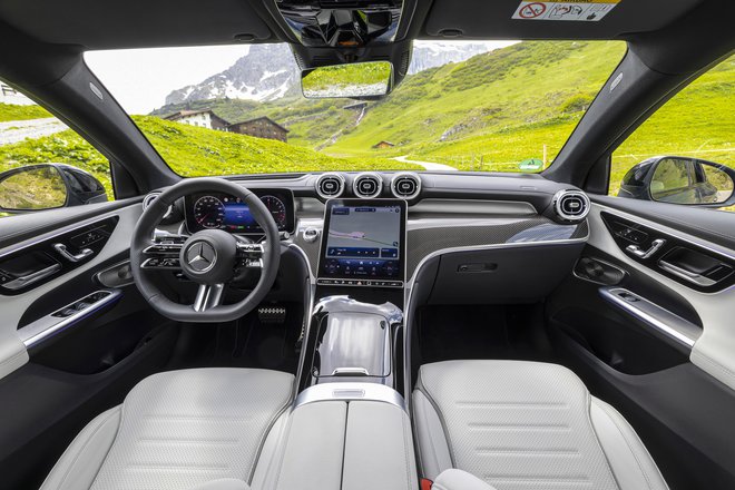 Notranjost sledi najnovejšim smernicam znamke Mercedes-Benz in navdušuje z vrhunskimi materiali. FOTO: Mercedes-Benz AG