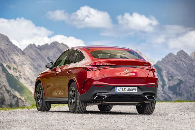 Električni doseg vozila je več kot 100 kilometrov, zato lahko GLC Coupé vsakodnevne razdalje opravi na povsem električni pogon. FOTO: Mercedes-Benz AG