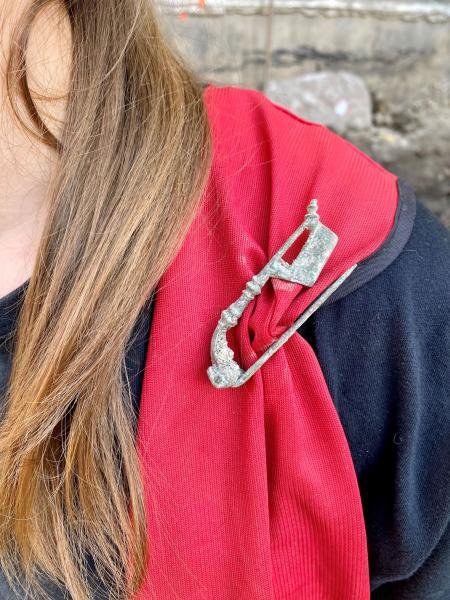 Zaponka za spenjanje oblačila – fibula, odkrita na pločniku rimske ceste. FOTO: M. Lavrič
