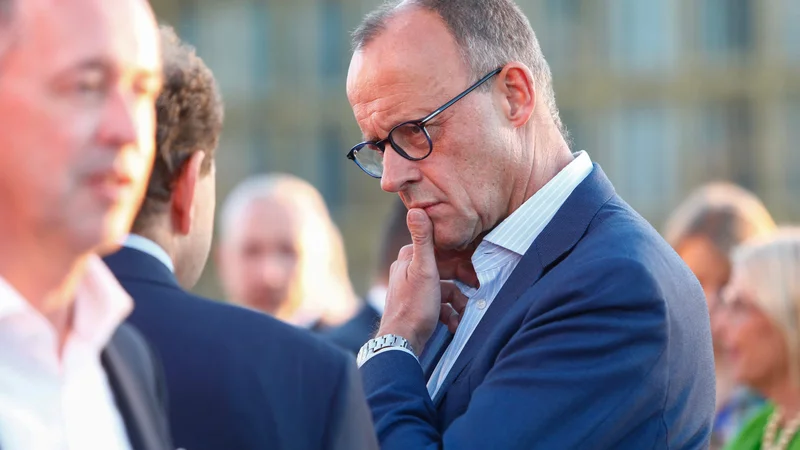 Fotografija: Predsednik krščanskodemokratske CDU Friedrich Merz poudarja, da njegova stranka z AfD ne bo sodelovala, a v deželnem parlamentu v Turingiji je prav s pomočjo AfD in liberalne FDP uspela doseči znižanje davkov. FOTO: Michele Tantussi/AFP