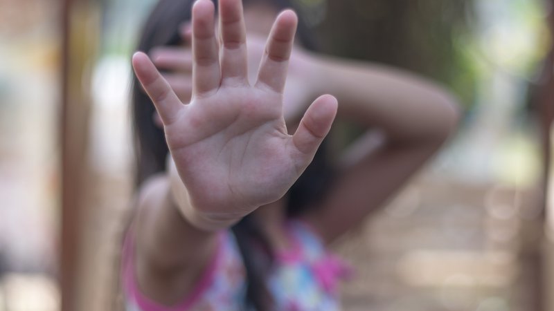 Fotografija: Po prepričanju strokovnih delavcev je spolno zlorabo v povezavi s prostitucijo v zadnjih petih letih v Sloveniji doživelo kar 49 otrok. FOTO: Shutterstock