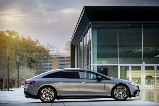 EQS odpira številna nova poglavja s ciljem trajnosti. Predvsem na račun uporabe materialov, tudi takih, ki varčujejo z viri, na primer talne preproge iz reciklirane preje. FOTO: Mercedes-Benz AG