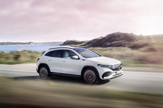 EQA je zanimiv za številne slovenske kupce obeh spolov, ki hkrati cenijo premijsko vsebino pri vsakdanji uporabnosti in so ozaveščeni glede prehoda na bolj trajnostni način prevoza. FOTO: Mercedes-Benz AG