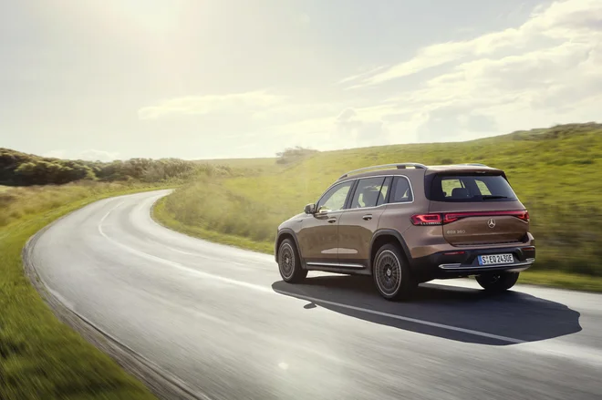 Za EQB je tipična visoka raven varnosti, izjemna zatesnitev proti prodoru hrupa v kabino, vzorno udobje in vrhunska kakovost. FOTO: Mercedes-Benz AG