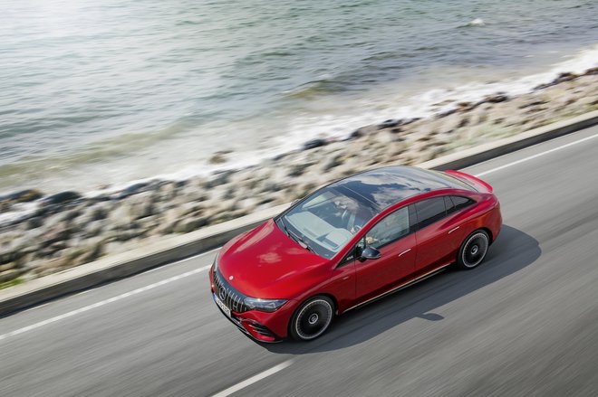 EQE je dokaz, da je električna mobilnost razkošna, čutna in na račun revolucionarne inženirske umetnosti na najvišji vozniški ravni. FOTO: Mercedes-Benz AG