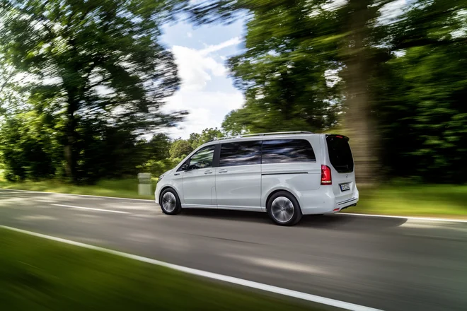 EQV tudi v električni dobi prevoza potnikov ponuja VIP občutek potovanja. FOTO: Mercedes-Benz AG