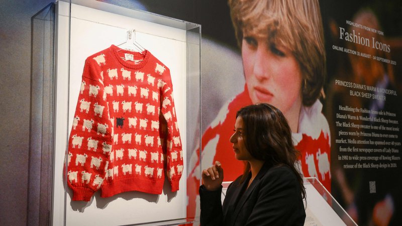 Fotografija: Ko se je dražba 31. avgusta začela, je Sotheby's vrednost puloverja ocenil na med 50.000 in 80.000 dolarji. FOTO: Daniel Leal/AFP