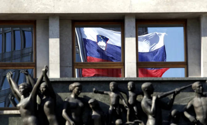 Vladajoča koalicija ne bo mogla več odlagati reformskih odločitev in rešitev za dolgoročno financiranje javnih plač, zdravstva, dolgotrajne oskrbe, pokojnin. FOTO:Matej Družnik/DELO 