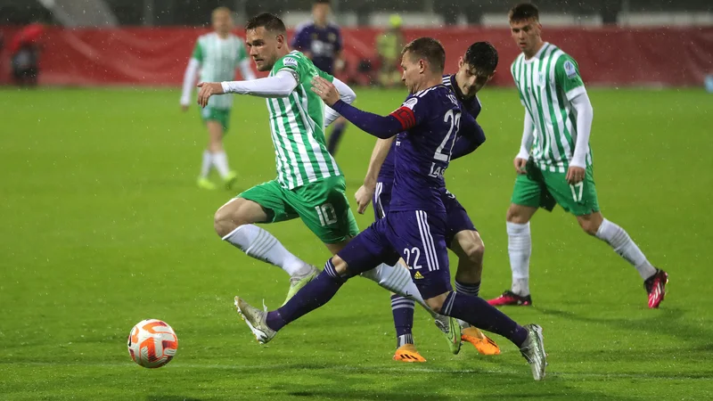Timija Maxa Elšnika, kapetana Olimpije, čaka po uspešnih reprezentančnih nastopih nov izziv v derbiju z oslabljenimi Mariborčani. Foto Blaž Samec