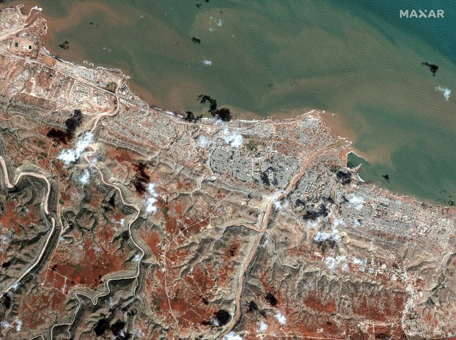 Satelitski posnetek Derne. Končno število smrtnih žrtev poplav bo jasno šele čez čas. FOTO: Reuters