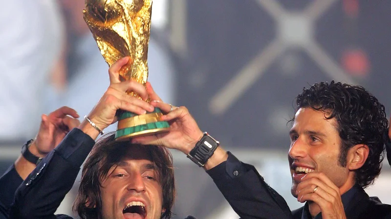 Fotografija: Fabio Grosso (desno, levo Andrea Pirlo) je sprejel nov izziv na klopi Lyona. FOTO: Max Rossi/Reuters