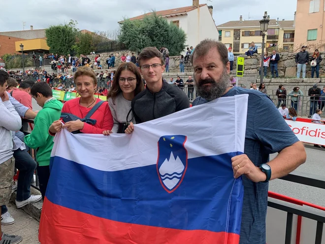 Slovensko-španska družina Vindšnurer-Lendez iz Guadarrame stiska pesti za slovenske kolesarje. FOTO: Gašper Završnik 