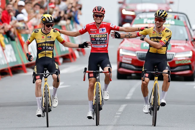 Jonas Vingegaard (levo), Sepp Kuss (v sredini) in Primož Roglič so objeti prikolesarili v cilj 20. etape Vuelte. FOTO: Oscar Del Pozo/AFP